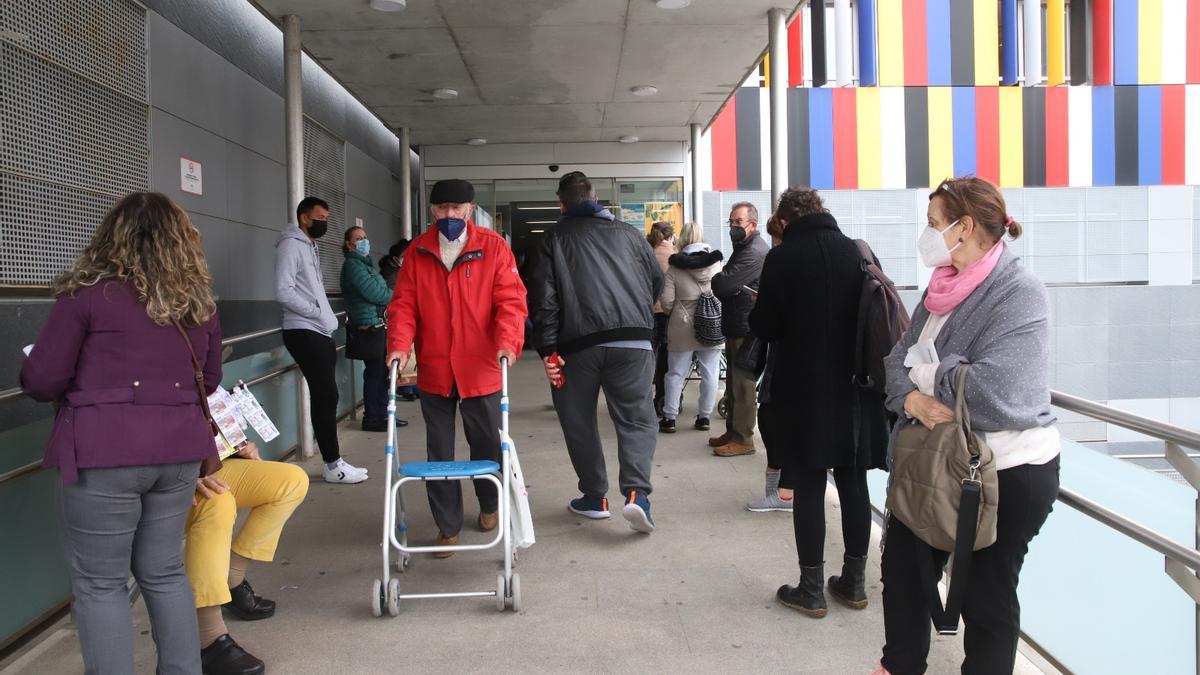 Colas en el centro de salud del Sector Sur, esta mañana.