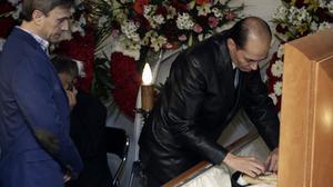 Amics i familiars acomiaden Tony Leblanc a la capella ardent instal·lada a Madrid.