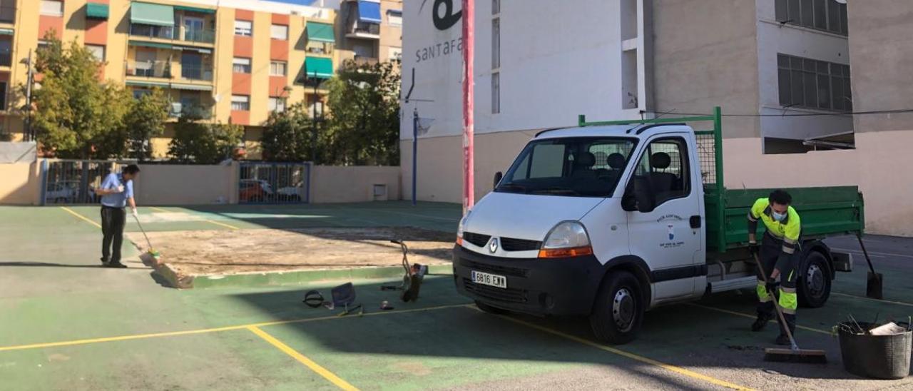 La Brigada de Mantenimiento realizando la adecuación y limpieza del recinto cedido para ocupar el mercadillo.