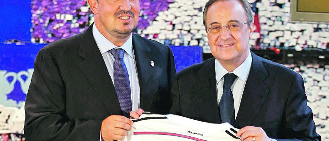 Florentino Pérez con Rafa Benítez en su presentación como entrenador del Real Madrid.