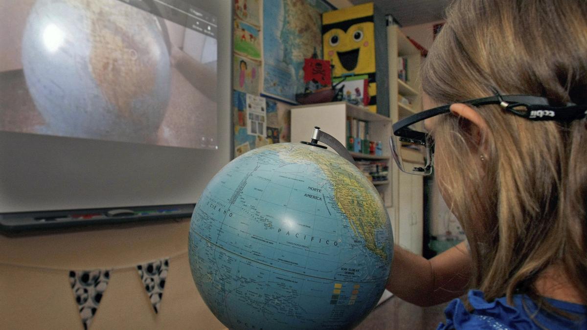 Una niña prueba su visión en un aula.