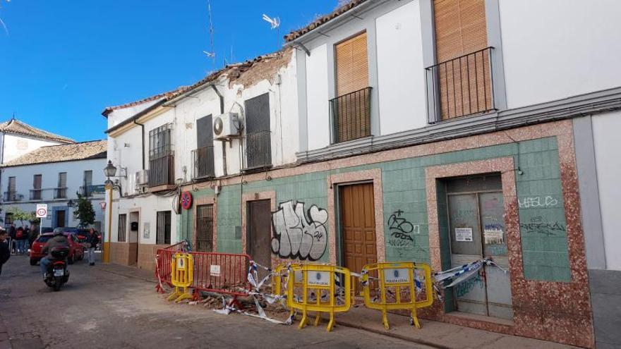 Inspeccionan una vivienda en la calle Montero por el desprendimiento de la fachada