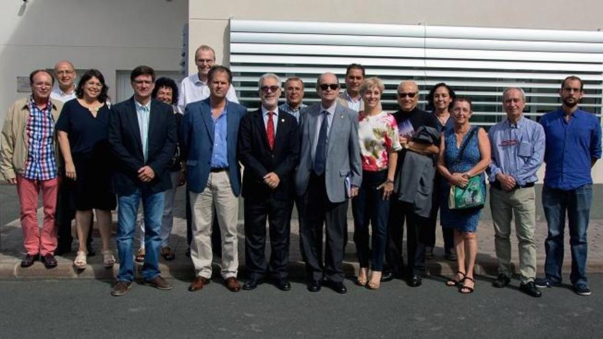 Miembros del Consejo Social con el rector e investigadores de la ULPGC en Taliarte.