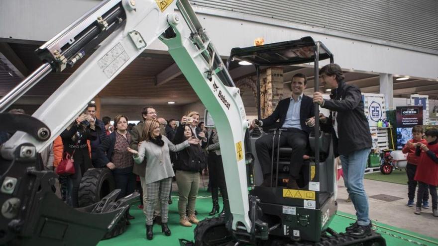 Pablo Casado subido en una excavadora en Ifeza.