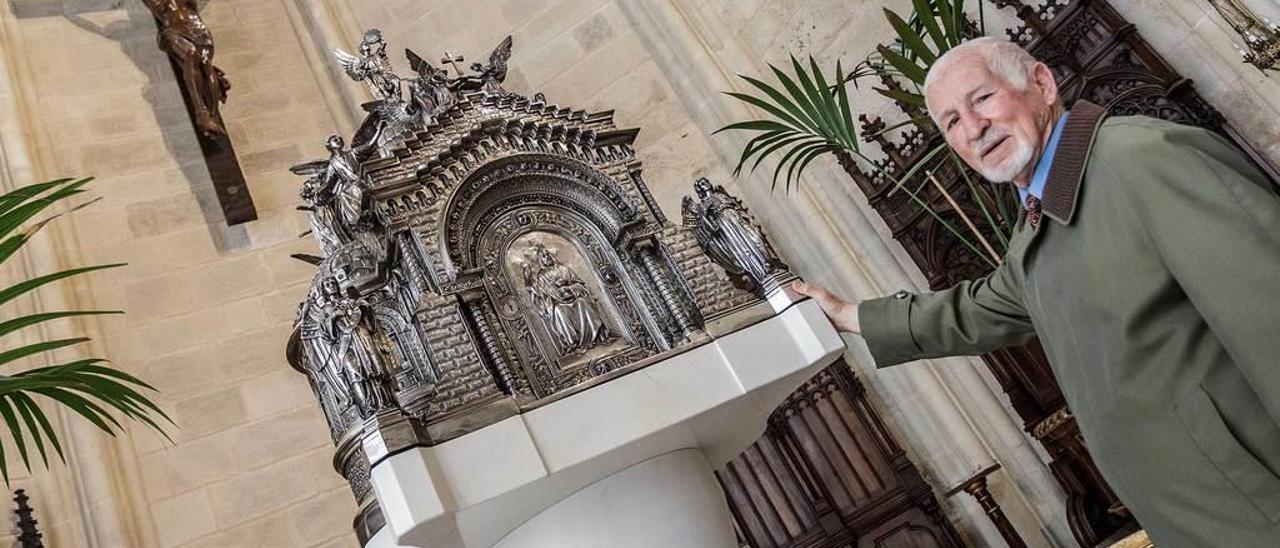 Jesús Blas, colaborador del templo burgalés de los jesuitas, junto al Sagrario y el Cristo de la Paz.