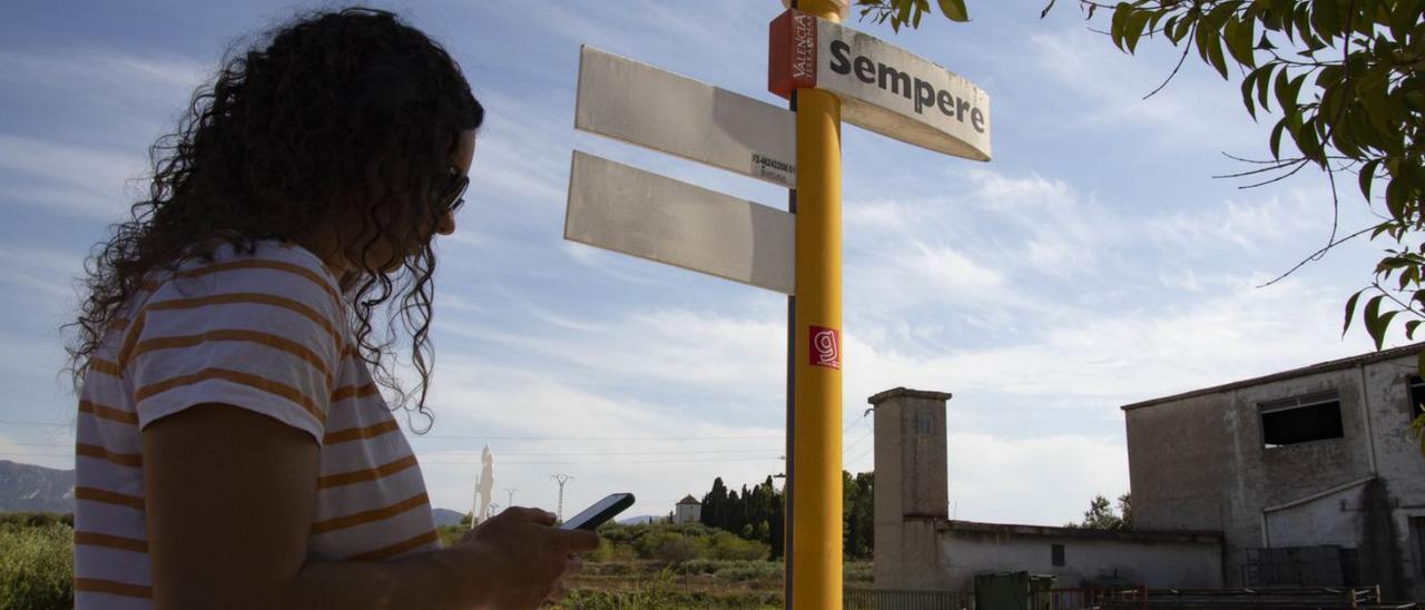 Una joven consulta su teléfono móvil en una de las entradas de Sempere, ayer. | PERALES IBORRA