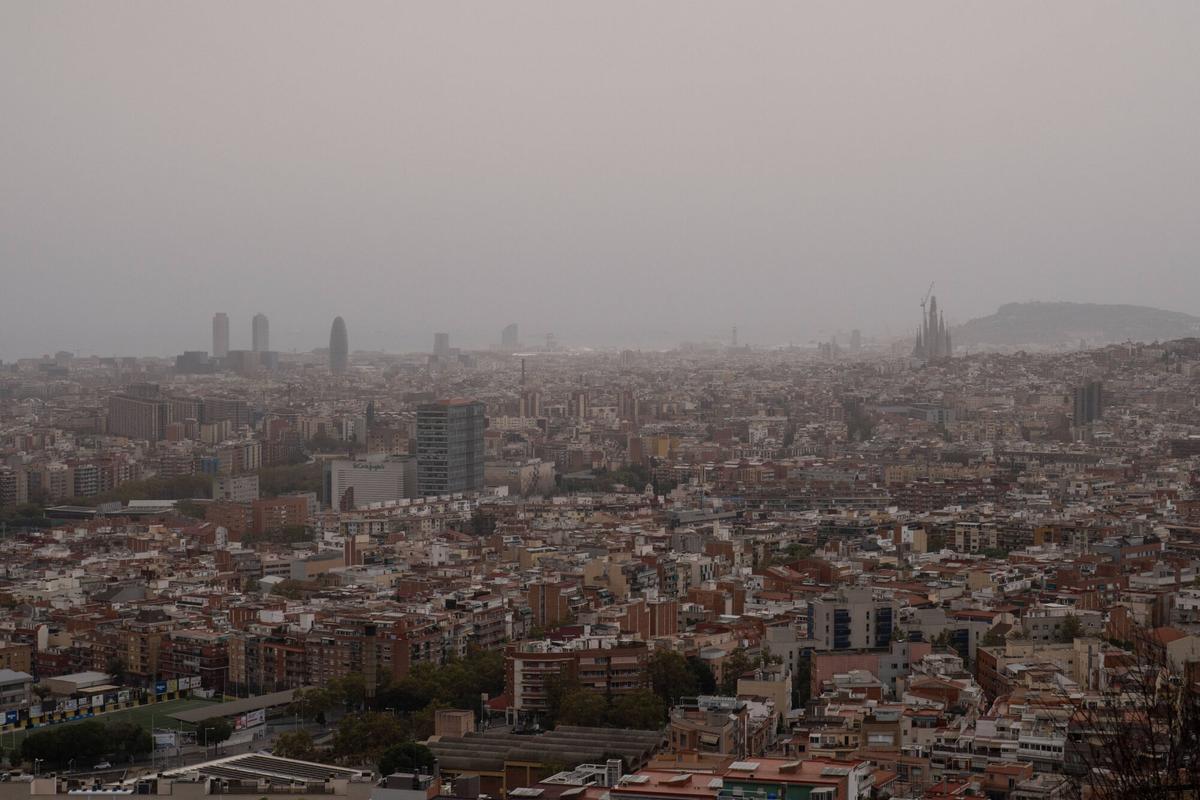 La calitja, la pols en suspensió procedent del nord d'Àfrica, arriba a Barcelona