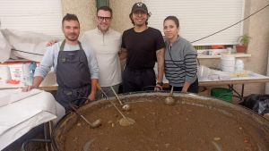El chef Fran Martínez, que tiene dos estrellas Michelin en el restaurante Maralba (segundo por la izquierda), posa con su equipo en Letur con las lentejas que han preparado para los afectados por la dana.