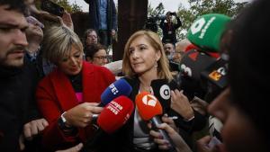 La exconsellera Salomé Pradas llega a los juzgados de València entre gritos y abucheos