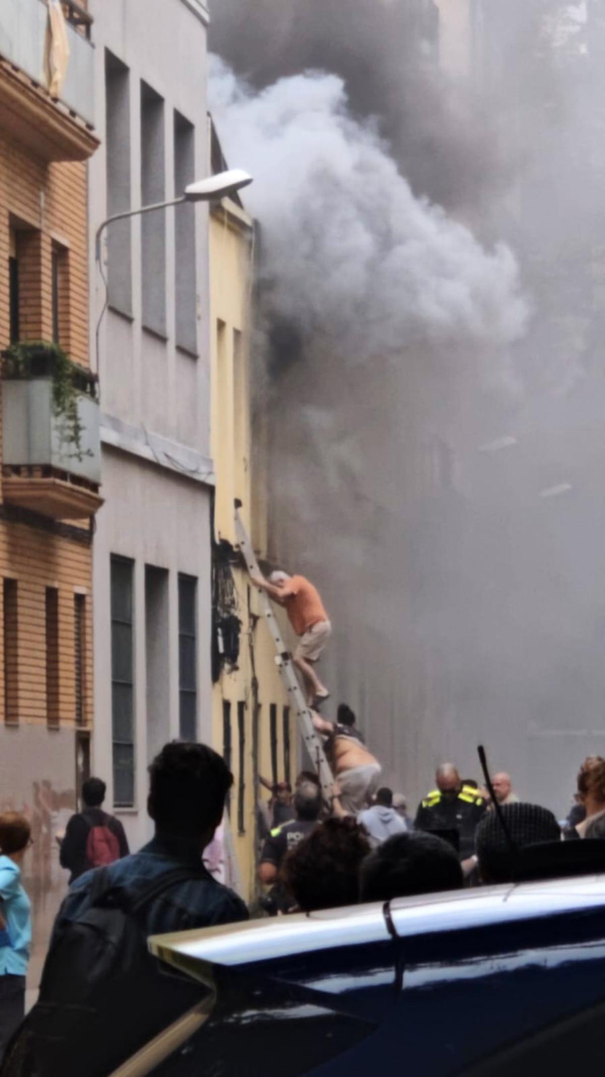 Evacuación de vecinos tras una explosión e incendio en el Poblenou