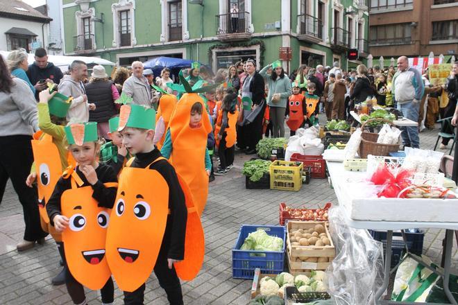 Así fue el divertido y pasacalles de Carnaval del colegio Virgen del Fresno en el mercado moscón