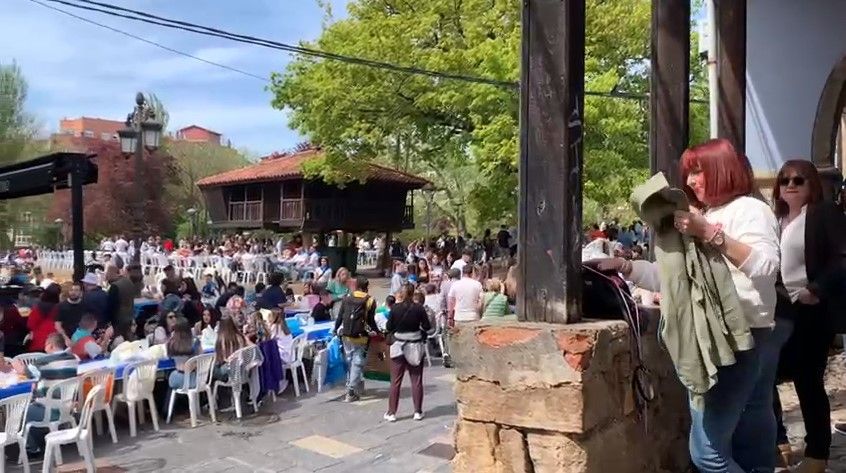 EN IMAGENES: La multitudinaria Comida en la Calle de Avilés