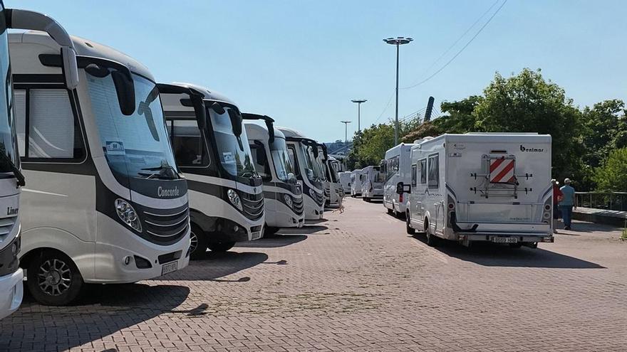 Los autocaravanistas lamentan los vetos en O Salnés: «Aparcados no hacemos daño a nadie»