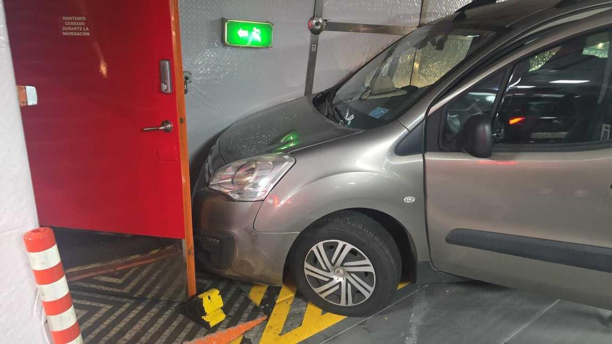 Coches dañados en un ferry de Fred. Olsen por el oleaje entre Los Cristianos y La Palma