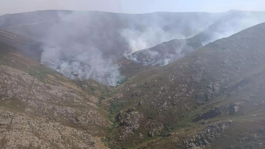 El incendio de Chandrexa de Queixa en Ourense, el segundo gran fuego del verano en Galicia, quema ya 600 hectáreas