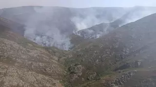 El incendio de Chandrexa de Queixa en Ourense, el segundo gran fuego del verano en Galicia, quema ya 600 hectáreas