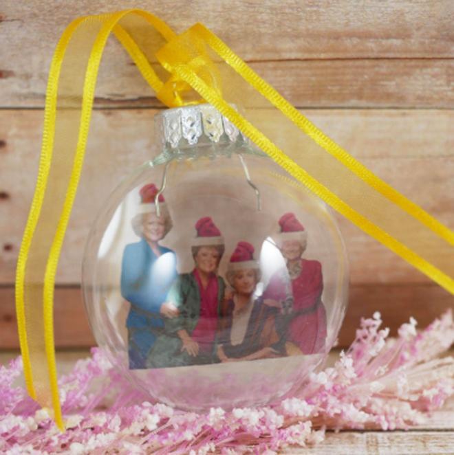 Estas bolas de 'Las chicas de oro' harán que tu árbol brille como nunca