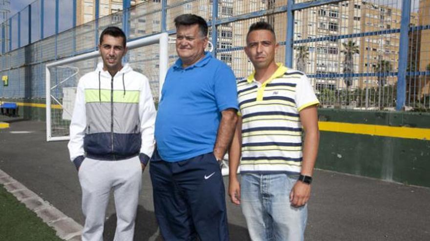 Óscar González, Gonzalo Moreno y Agoney Guerra, ayer, en el campo de fútbol del Barrio Atlántico. | quique curbelo
