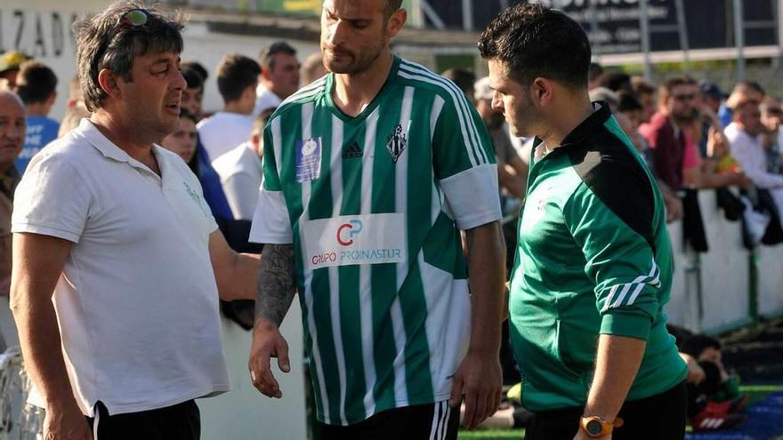 Cabanillas, a la derecha, junto a Adrián Fuertes, en el choque ante el Atlético de Lugones.