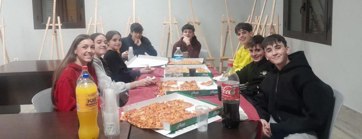 Cena de varios jóvenes del municipio.