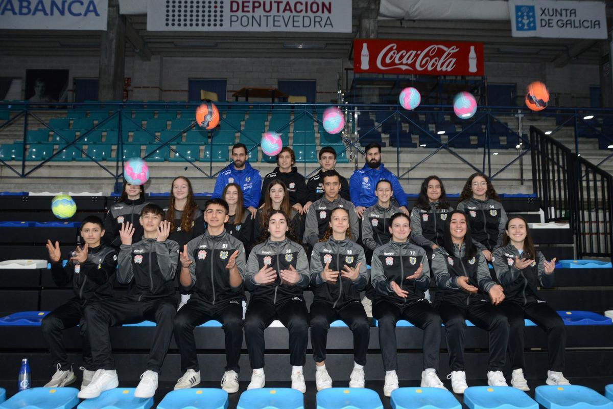 La delegación canguesa que participará en el Campeonato de España de balonmano con Galicia en las gradas de O Gatañal.