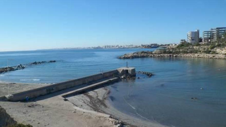 Imagen del muelle abandonado en el Morro Blanc que Costas proyecta demoler.