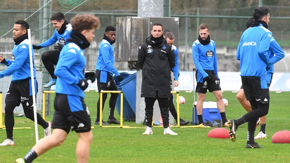 Borja Jiménez, rodeado de jugadores durante el entrenamiento de esta tarde en Abegondo.