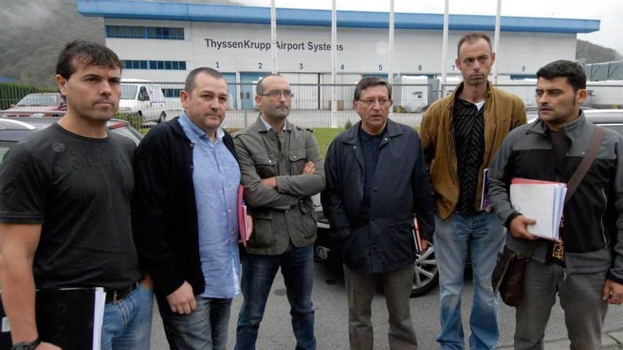 Manzano y Donaire, en el centro, junto a los miembros del comité de empresa de Thyssenkrupp.