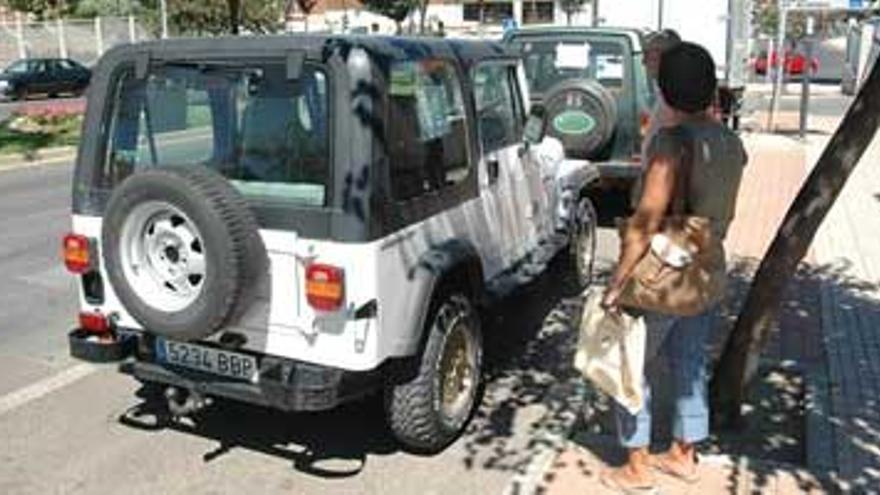 Los concesionarios denuncian la venta ilegal de coches en la calle