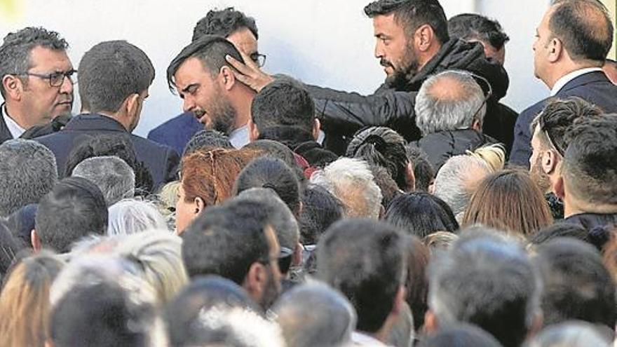 Emotivo adiós a Julen entre flores blancas y aplausos