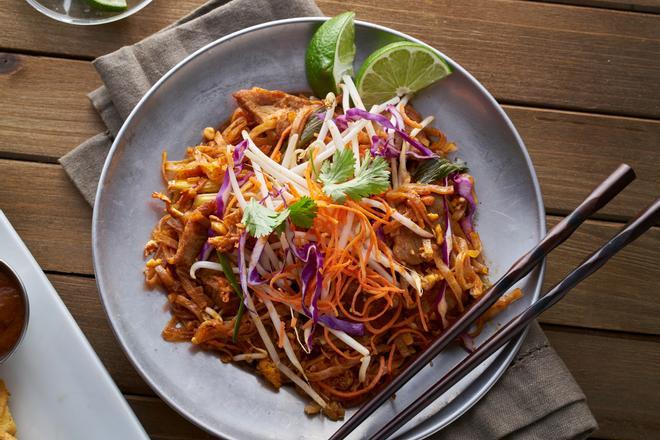 Carne pad thai tailandesa