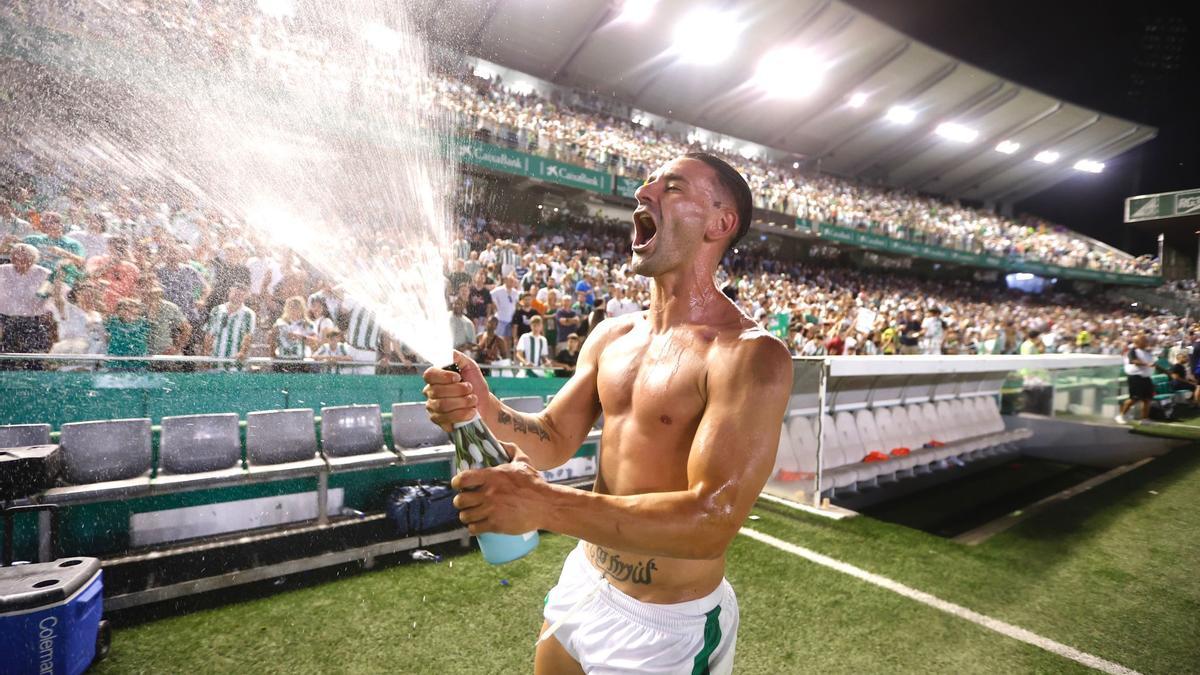 Kike Márquez festeja el ascenso a Segunda División del Córdoba CF en El Arcángel.