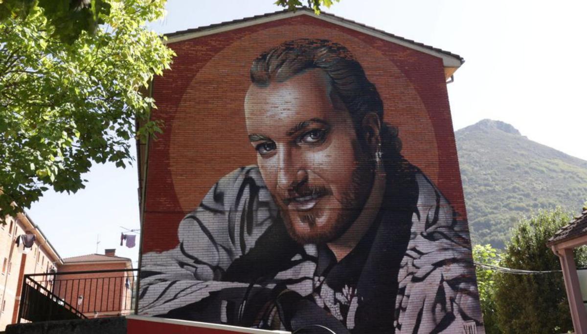 El mural de Tino Casal en la pared de un edificio de Tudela Veguín.