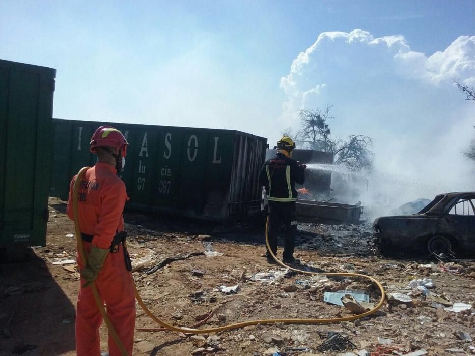 Incendio en una chatarrería en Ronda