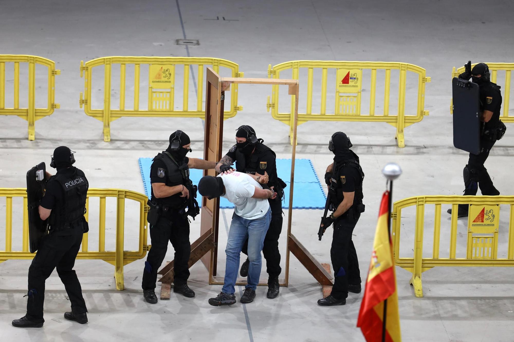 En imágenes | La Policía Nacional realiza simulacros de sus intervenciones ante escolares de Zaragoza