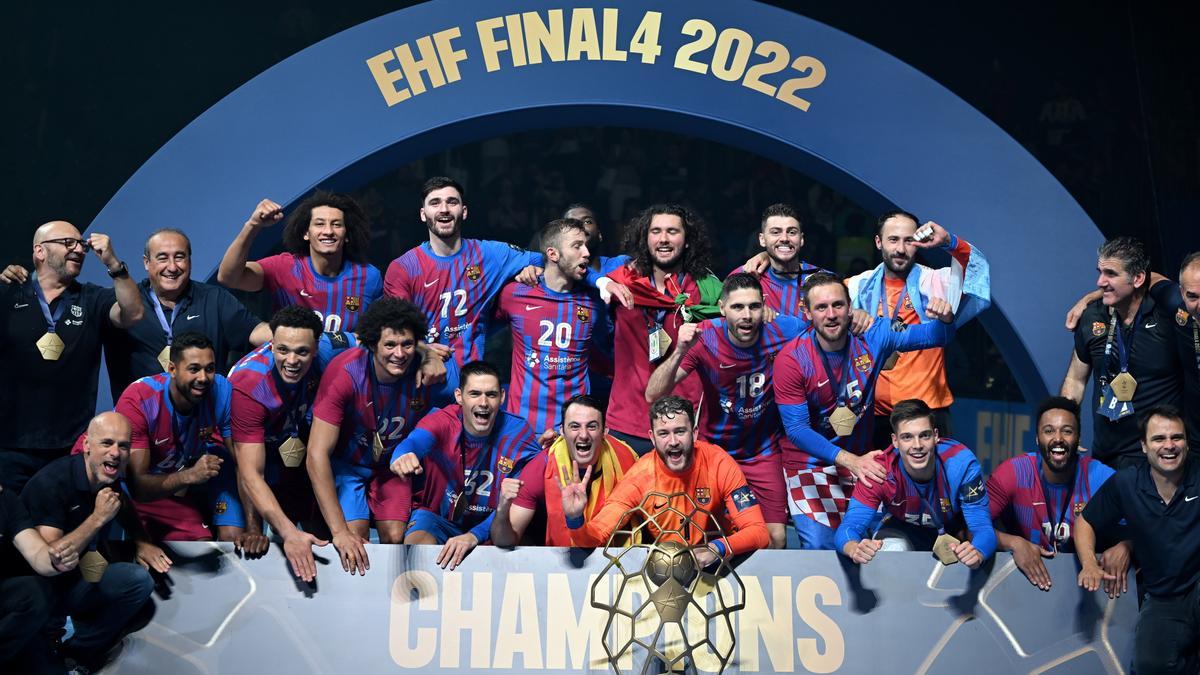 El Barça de balonmano celebrando la Champions 2021-22
