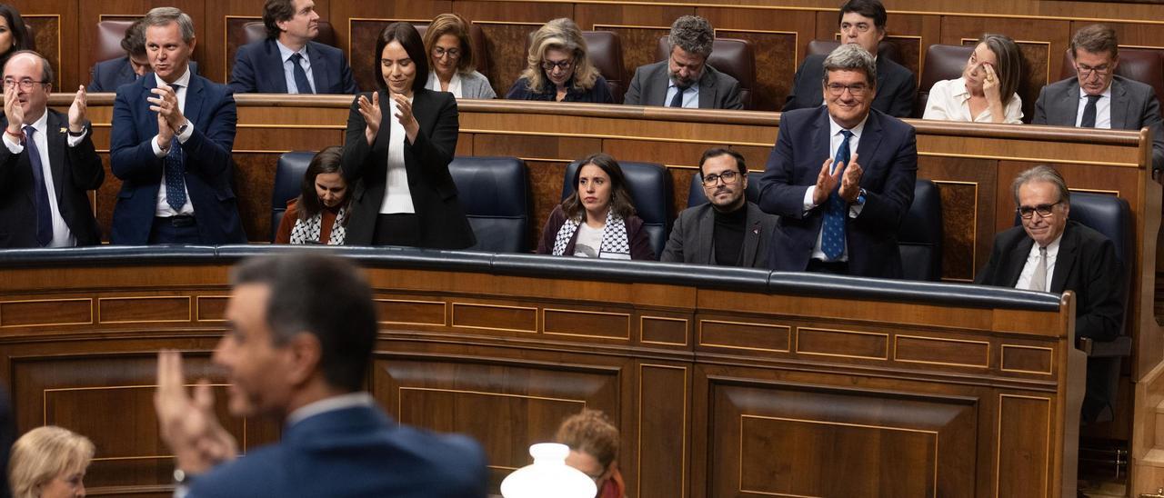 Morant aplaude a Sánchez, con González Pons en segundo plano.