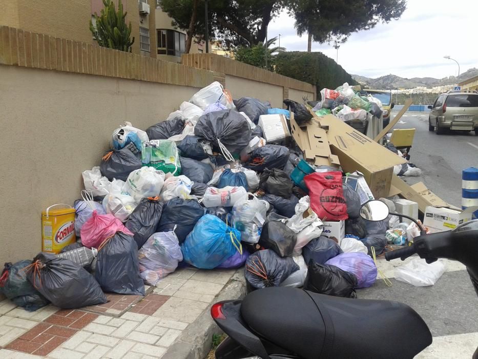 Varios días después de la desconvocatoria de la huelga de limpieza, la basura sigue acumulándose en las calles.