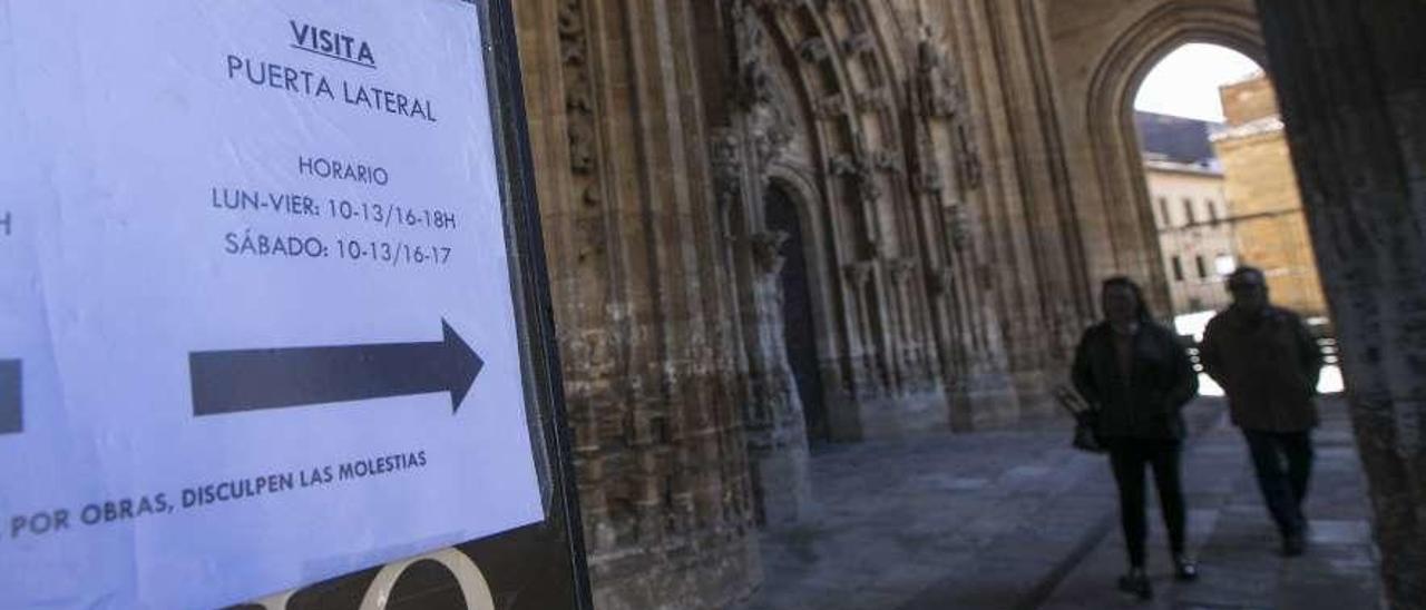 Cartel en la entrada principal de la Catedral que informa de las obras del punto de venta de entradas y del desvío por el Tránsito de Santa Bárbara.