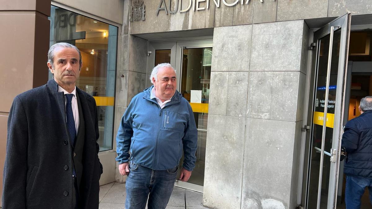 El abogado Ignacio Álvarez-Buylla, con Manuel Armando Mori, en el exterior de la Audiencia.