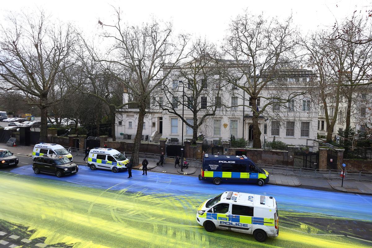 Activistas pintan la bandera de Ucrania frente a la embajada rusa en Londres