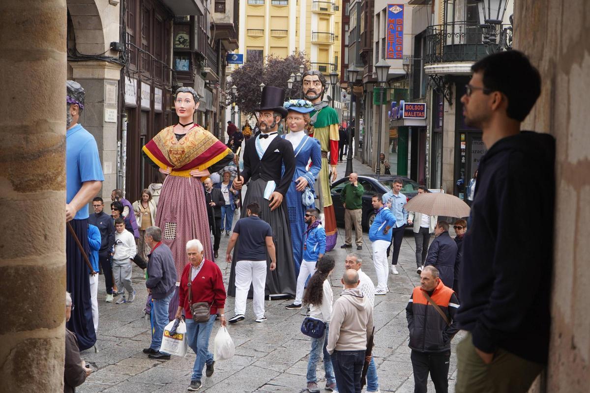Encuentro de gigantes y cabezudos Encuentro de gigantes y cabezudos
