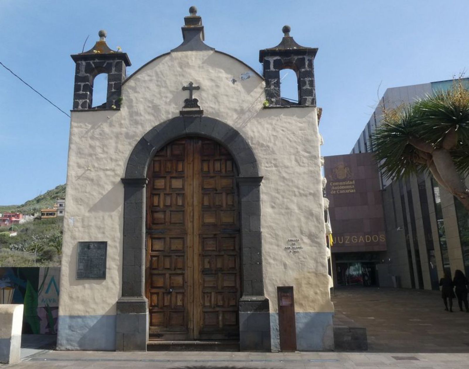 Fachada de la ermita de San Miguel. 