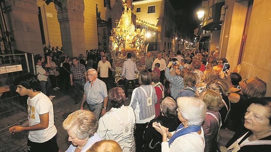 Las rosarieras retornan a su Virgen como final festivo