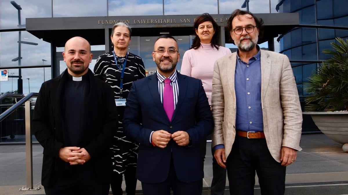 L’alcalde de Vila-real, José Benlloch, amb membres directius de la Univertitat CEU Cardenal Herrera de Castelló.