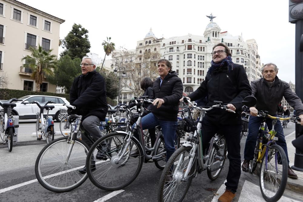 Perico Delgado pasea por el carril bici con Ribó y Grezzi