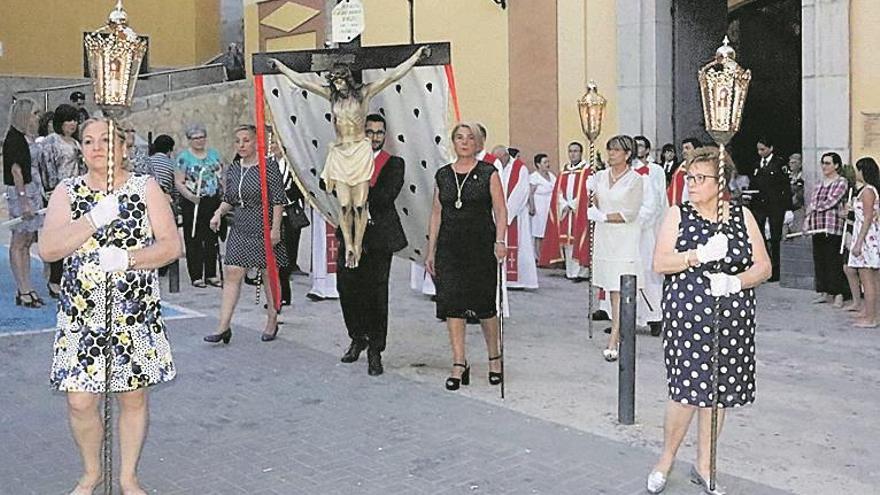 Cientos de vecinos muestran su fervor por el Cristo en su día grande