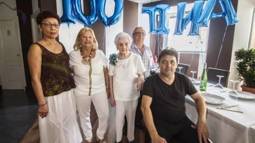 Celestina con algunos de sus familiares, ayer, antes de empezar la fiesta por su aniversario.