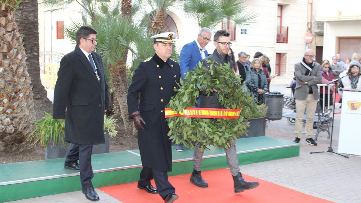 Momento en el que el alcalde de Novelda y el comandante naval de Alicante depositan la corona de flores en la estatua de Jorge Juan.