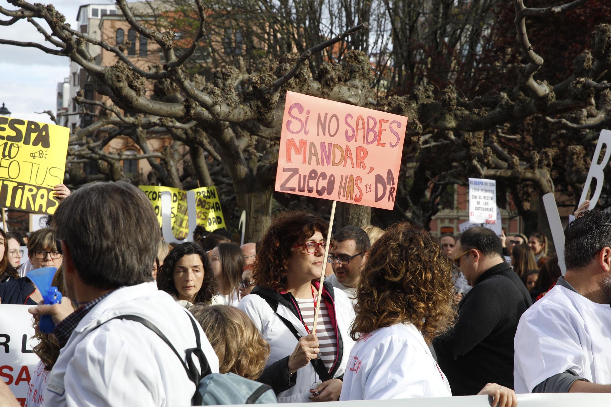 En imágenes: Los sanitarios se manifiestan en Gijón al grito de "no queremos más dinero, queremos mejores condiciones laborales"